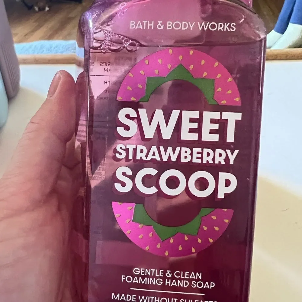 Bath & Body Works Hand Wash Bundle Sweet Strawberry Scoop - Picture 3 of 4